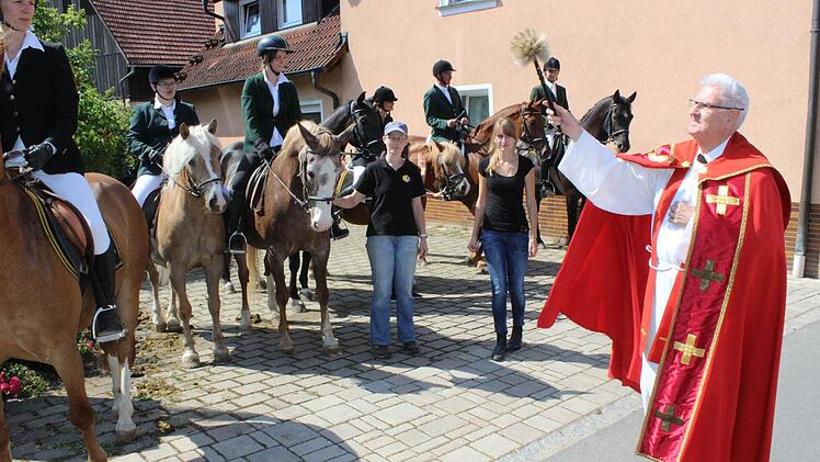 Pfarrer Herbert Hautmann segnet Ross und Reiter beim Stephanusritt in Moggast.