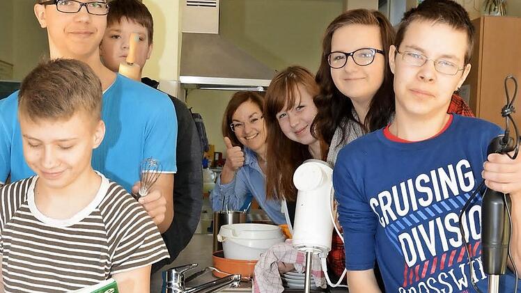 Linda, Pascal, Oliver, Xenia, Torsten und Jessica sind das Team des Awo-Förderzentrums. Gemeinsam mit ihrer Lehrerin Vera Röder wollen sie zeigen, dass sie Könner am Herd sind.