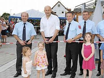 Bürgermeister Schwarzmann (2,v,l.) bei der Einweihung Foto: Mathias Erlwein