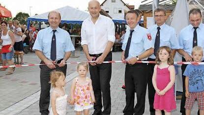 Bürgermeister Schwarzmann (2,v,l.) bei der Einweihung Foto: Mathias Erlwein