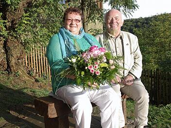 Mit strahlenden Gesichtern nahmen Hildegard und Otmar Pfister auf der ihnen gewidmeten Ruhebank Platz.  Fotos: Winfried Ehling