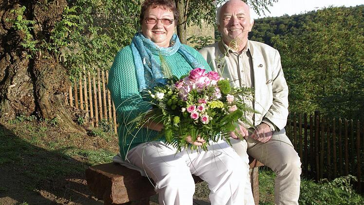 Mit strahlenden Gesichtern nahmen Hildegard und Otmar Pfister auf der ihnen gewidmeten Ruhebank Platz.  Fotos: Winfried Ehling