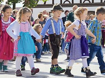 Kindergartenkinder tanzen auf dem "Kirmesmoat". Unter diesem Namen wurde im vergangenen Jahr die Steinacher Kirmes erstmals zusammen mit dem Marktfest gefeiert, organisiert vom Heimatverein. Ob es auch heuer einen "Kirmesmoat" geben wird, ist ungewiss.  Foto: Kathrin Kupka-Hahn