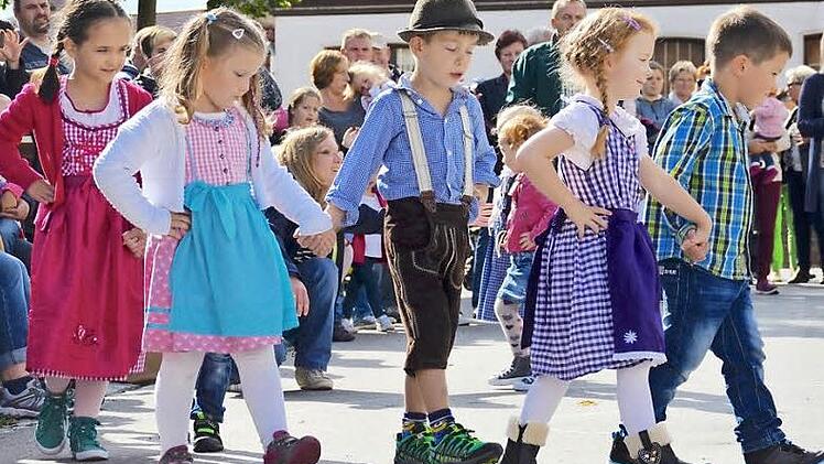 Kindergartenkinder tanzen auf dem "Kirmesmoat". Unter diesem Namen wurde im vergangenen Jahr die Steinacher Kirmes erstmals zusammen mit dem Marktfest gefeiert, organisiert vom Heimatverein. Ob es auch heuer einen "Kirmesmoat" geben wird, ist ungewiss.  Foto: Kathrin Kupka-Hahn