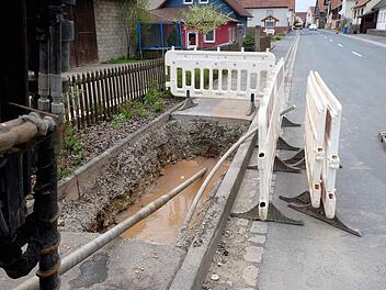 Das Glasfaserkabel wurde in der Hauptstraße von Wartmannsroth verlegt. Foto: Gerd Schaar