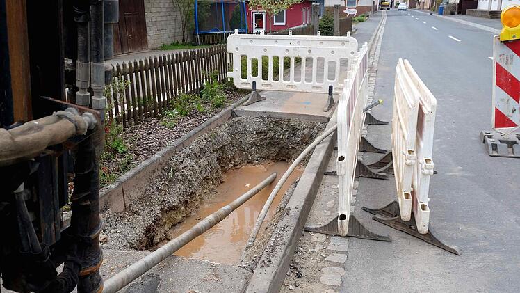 Das Glasfaserkabel wurde in der Hauptstraße von Wartmannsroth verlegt. Foto: Gerd Schaar