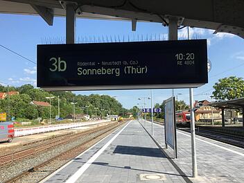 Völlig neu gestaltet: Die Bahnsteige 2 und 3 am Coburger Bahnhof sind gerüstet für den ICE.Foto: Jochen Berger