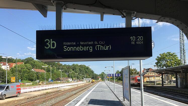 Völlig neu gestaltet: Die Bahnsteige 2 und 3 am Coburger Bahnhof sind gerüstet für den ICE.Foto: Jochen Berger