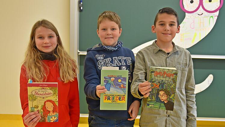 Finja Melzer (2. Platz), Ferdinand Uhl (1. Platz) und Nils Kähler (3. Platz) haben den Lesewettbewerbs  gewonnen (von links).Gabi Arnold