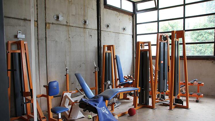 Ein letzter Rundgang durch die alte Dreifachsporthalle: Im Inneren ist der Abriss schon im Gange.Foto: Ulrike Nauer