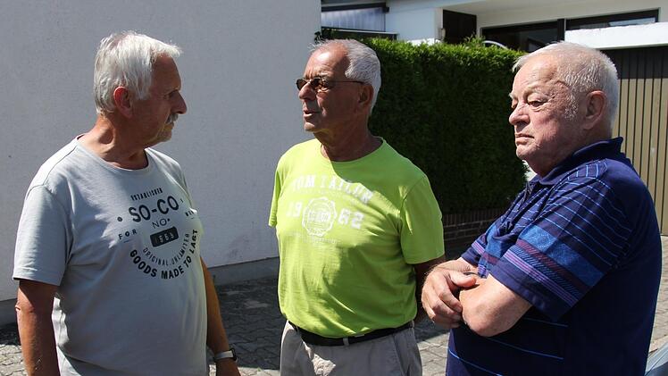 Stellen im Asphalt begradigen und ab und zu eine Radarkontrolle: Das würde schon helfen, sagen die Anwohner in Höchstadt-Ost Gerhard Kellermann, Horst Wildner und Paul Neudörfer (v.l.).  Foto: Christian Bauriedel
