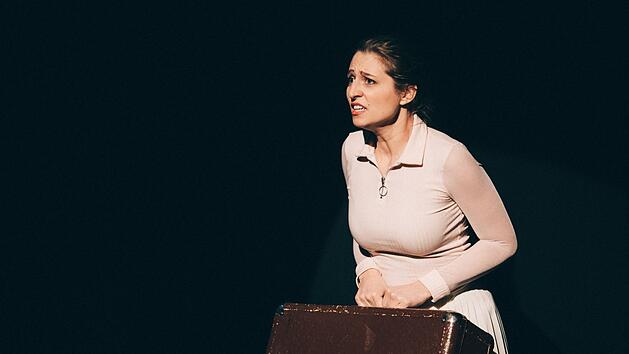 Francesca Paratore gestaltet die Titelrolle der Mono-Oper "Das Tagebuch der Anne Frank" in der Coburger Reithalle.Foto: Sebastian Buff