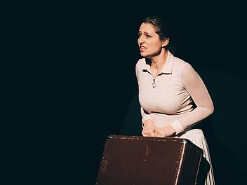 Francesca Paratore gestaltet die Titelrolle der Mono-Oper "Das Tagebuch der Anne Frank" in der Coburger Reithalle.Foto: Sebastian Buff