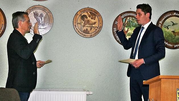 Matthias Rudolph vereidigt feierlich den neuen Mitwitzer Bürgermeister Oliver Plewa (rechts).  Foto: Maria Löffler