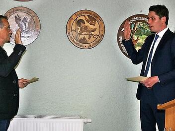 Matthias Rudolph vereidigt feierlich den neuen Mitwitzer Bürgermeister Oliver Plewa (rechts).  Foto: Maria Löffler