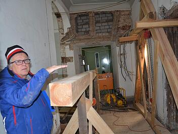 Restaurator Adalbert Wiech   hat Sorgen mit einem Kamin. Es haben sich buchstäblich die Balken gebogen. Fotos: Bernhard Panzer