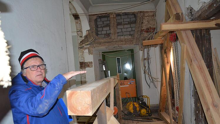 Restaurator Adalbert Wiech   hat Sorgen mit einem Kamin. Es haben sich buchstäblich die Balken gebogen. Fotos: Bernhard Panzer