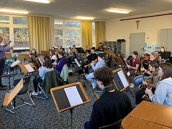 Bei einem Probewochenende haben sich die Musikerinnen und Musiker des Städtischen Jugendblasorchesters auf das Konzert am 1. April vorbereitet. Es ist das erste große Konzert seit zwei Jahren. Foto: Thomas Malz