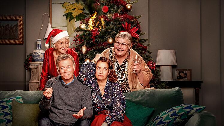 Vincent (Franck Dubosc) m&ouml;chte Weihnachten nicht alleine mit seiner Frau B&eacute;atrice (Emmanuelle Devos, zweite von rechts) feiern, schlie&szlig;lich ist alles vorbereitet f&uuml;r ein gro&szlig;es Fest. Als die Kinder absagen, l&auml;dt er die Seniorinnen Monique (Dani&egrave;le Lebrun, links) und Jeanne (Danielle Fichaud) aus dem Altersheim ein.