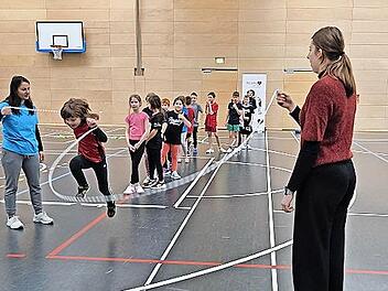Sch&uuml;lerinnen und Sch&uuml;ler beim Seilspringen