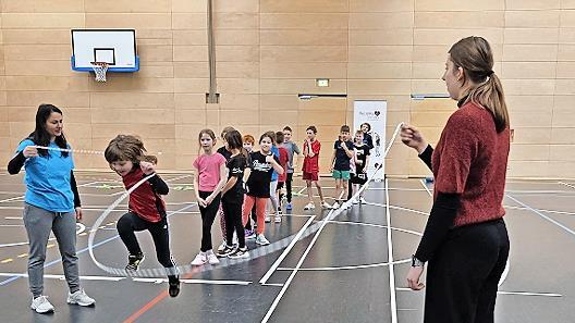Sch&uuml;lerinnen und Sch&uuml;ler beim Seilspringen