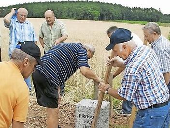 Mit vereinten Kräften setzten die Feldgeschworenen (Siebener) aus Kirchaich und Priesendorf den überdimensionalen Grenzstein. Er steht auf der Gemarkungsgrenze zwischen Kirchaich und Priesendorf, zwischen den Landkreisen Haßberge und Bamberg sowie den Regierungsbezirken Unter- und Oberfranken. Foto: sw