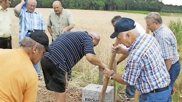 Mit vereinten Kräften setzten die Feldgeschworenen (Siebener) aus Kirchaich und Priesendorf den überdimensionalen Grenzstein. Er steht auf der Gemarkungsgrenze zwischen Kirchaich und Priesendorf, zwischen den Landkreisen Haßberge und Bamberg sowie den Regierungsbezirken Unter- und Oberfranken. Foto: sw