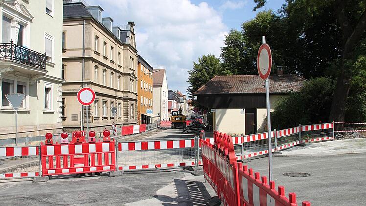 Die Dreikirchenstraße in Richtung Klosterstraße (rechts) und in Richtung Birkenfelder- und Wiesentstraße (geradeaus) ist dicht.