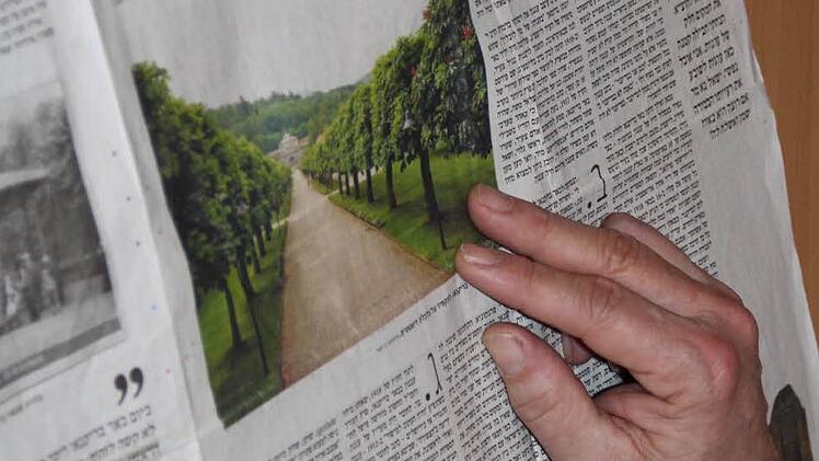 Der Schlosspark in der israelischen Tageszeitung Ha'Aretz: Groß prangt das Bild auf der Seite. Im Artikel fordert Dan Laor Juden auf, die Kurstadt zu besuchen.