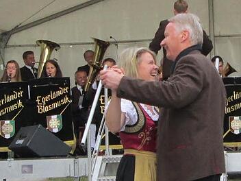 Zu den Klängen der "Egerländer Blasmusik" wurde im stimmungsvollen Burghof auch das Tanzbein geschwungen. Foto: Franz Egerer