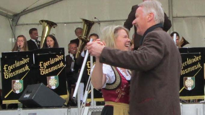 Zu den Klängen der "Egerländer Blasmusik" wurde im stimmungsvollen Burghof auch das Tanzbein geschwungen. Foto: Franz Egerer