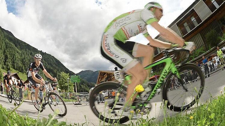 Grischa Janorschke (rechts) ist beim Kriterium in St. Anton am Arlberg fast zu schnell für den Fotografen. Fotos: Patrick Säly