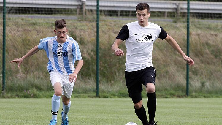 Der Rattelsdorfer Jeffry Stade (links) verfolgt den ballführenden Dörfleinser Christian Reuß. Foto: sportpress