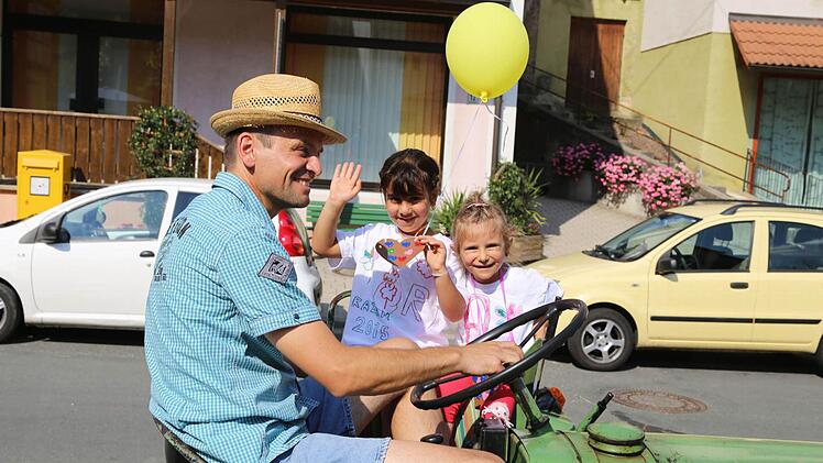 Bernd Reichel mit Razan und Aurora auf dem Traktor. Foto: Franz Galster