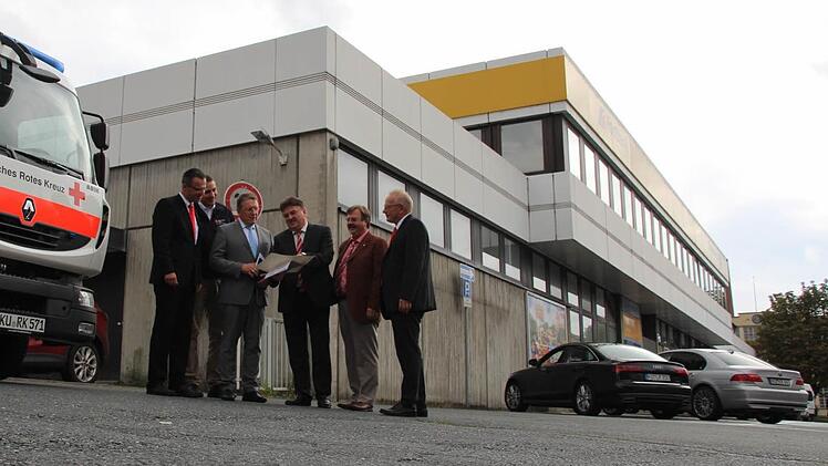 Die BRK-Führungsriege vor dem künftigen Verwaltungssitz (von links): Jürgen Dippold, Maximilian Türk, Henry Schramm, Klaus Peter Söllner, Albert Kolb und Jürgen Schmidt. Foto:Matthias Beetz