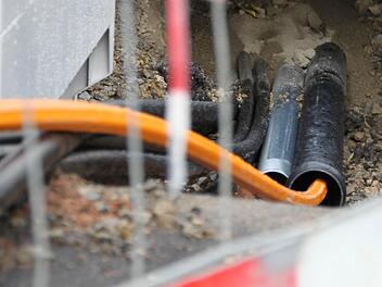 Immer mehr Kommunen rüsten ihre Internetanbindung auf. Dafür werden unter den Straßen Glasfaserkabel verlegt. Foto: Ulrike Müller