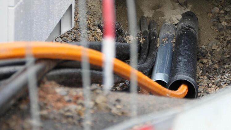 Immer mehr Kommunen rüsten ihre Internetanbindung auf. Dafür werden unter den Straßen Glasfaserkabel verlegt. Foto: Ulrike Müller