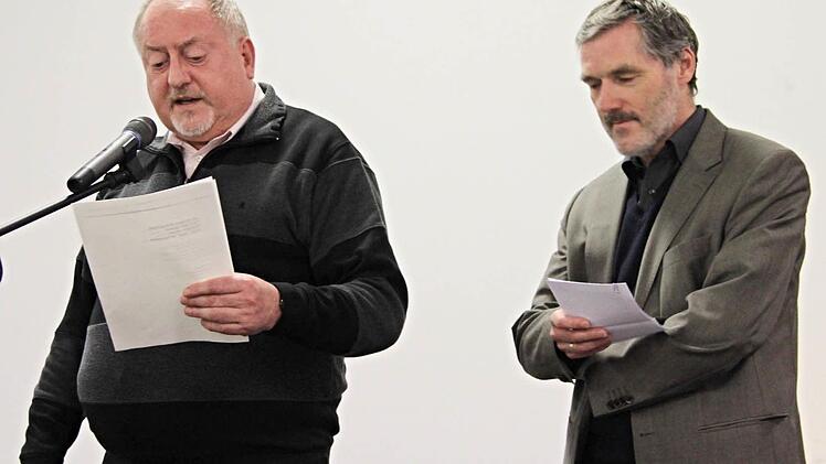 Hin- und nicht wegschauen" Dies war eine der Botschaften, welche die Geistlichen, Pater Rudolf Theiler und Pfarrer Bernd Grosser (von links), den Senioren mitbrachten. Foto: Helmut Will