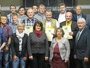 Die für 40-jährige Mitgliedschaft im VLF Geehrten zusammen mit Absolventen der Meisterprüfung, Landwirtschaftsschule und Gehilfenprüfung im Kreise der Vorstandschaft und Ehrengäste. Foto: Klaus-Peter Wulf
