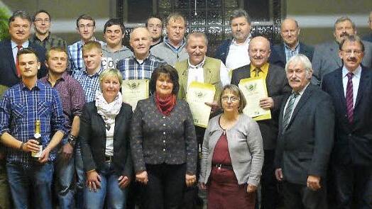 Die für 40-jährige Mitgliedschaft im VLF Geehrten zusammen mit Absolventen der Meisterprüfung, Landwirtschaftsschule und Gehilfenprüfung im Kreise der Vorstandschaft und Ehrengäste. Foto: Klaus-Peter Wulf