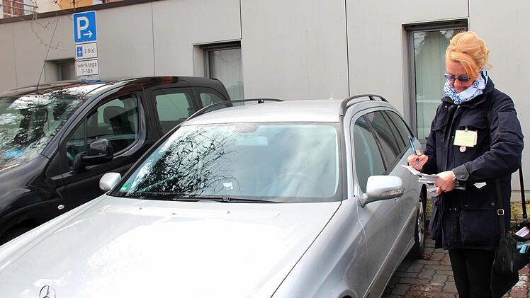 Langzeitparker hinter der Sparkasse bekommen von Christa Lehmann eine Verwarnung. Foto: Johanna Blum