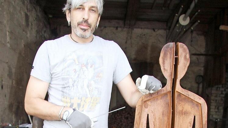 Tomáš Dolejš aus Karlsbad hat sich auf Kunstwerke aus Metall spezialisiert. Foto: Sonny Adam