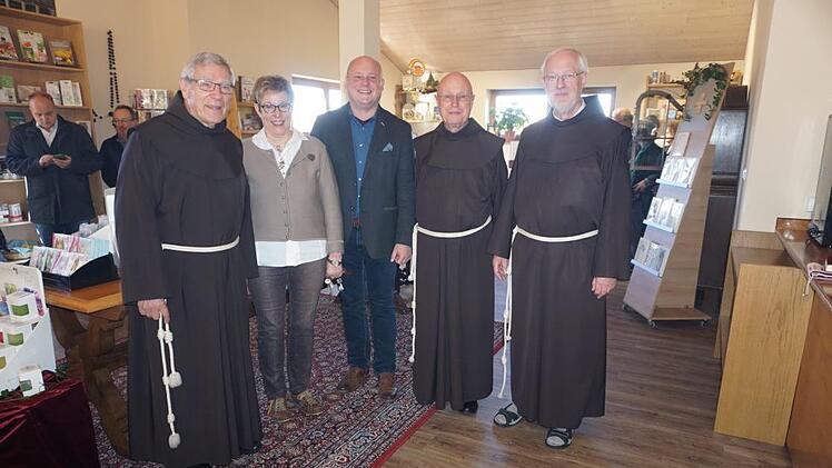 Eröffnung des neuen Klosterladens am Kreuzberg: Das Bild zeigt von links: Pater Martin Domogalla, Angelika Somaruga, Bürgermeister Georg Seiffert, Pater Georg Andlinger und Pater Franz-Josef Kröger. Foto: Marion Eckert