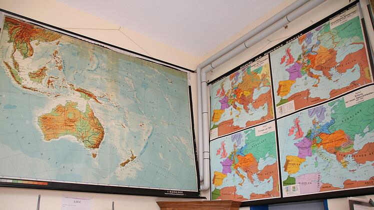 Alte Landkarten aus dem Schulunterricht schmücken die Bahnhofshalle. Thomas Malz