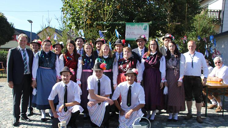 Umzug und Plantanz: Brauchtum wird in Kehlbach groß geschrieben. Wir zeigen Impressionen von der Trachtenkirchweih 2018. Foto: Veronika Schadeck