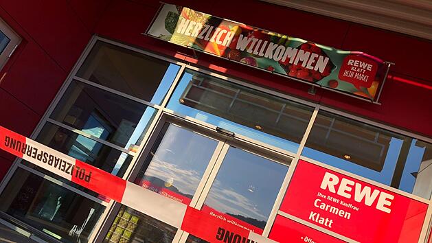 Der gesperrte Eingang zum Rewe-Markt in Oberrodach am Dienstagvormittag. Foto: Alexander L&ouml;ffler