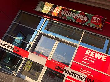 Der gesperrte Eingang zum Rewe-Markt in Oberrodach am Dienstagvormittag. Foto: Alexander Löffler