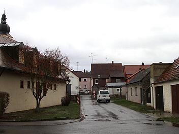 Zur Erweiterung des bisherigen Kindergartens (links) müssen Garagen und Nebengebäude (rechts) abgerissen und auch die Straße überbaut werden.Günther Geiling