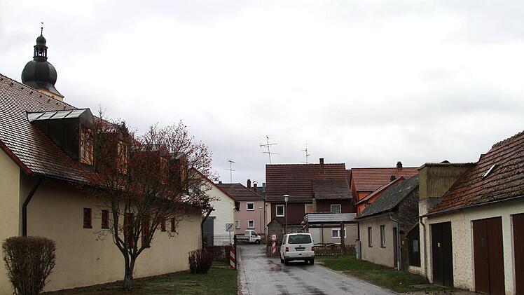 Zur Erweiterung des bisherigen Kindergartens (links) müssen Garagen und Nebengebäude (rechts) abgerissen und auch die Straße überbaut werden.Günther Geiling