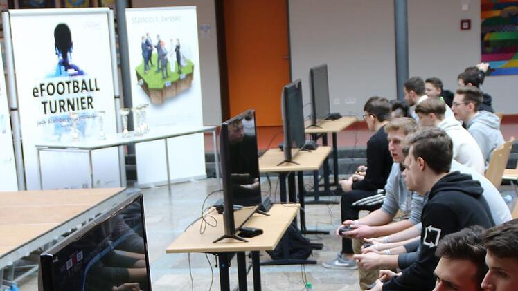 Gamer konzentriert mit Konsolen in den Händen.  Foto: Hilmar Ruppert